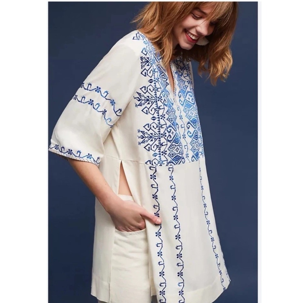 TINY Anthropologie Embroidered Boho Tunic Top Ivory Blue V-Neck Half Sleeve Sz S